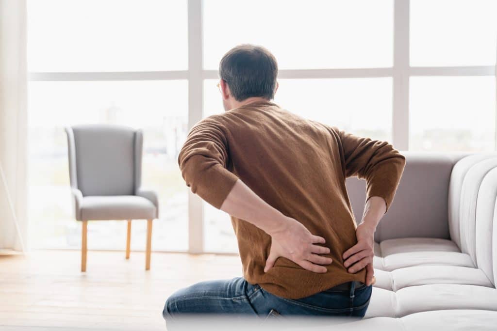 Homme avec douleurs au dos à cause d'une hernie discale