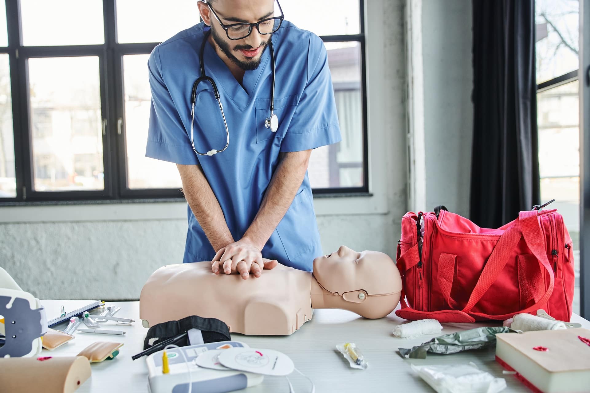 massage cardiaque et défibrillateur pour réanimation