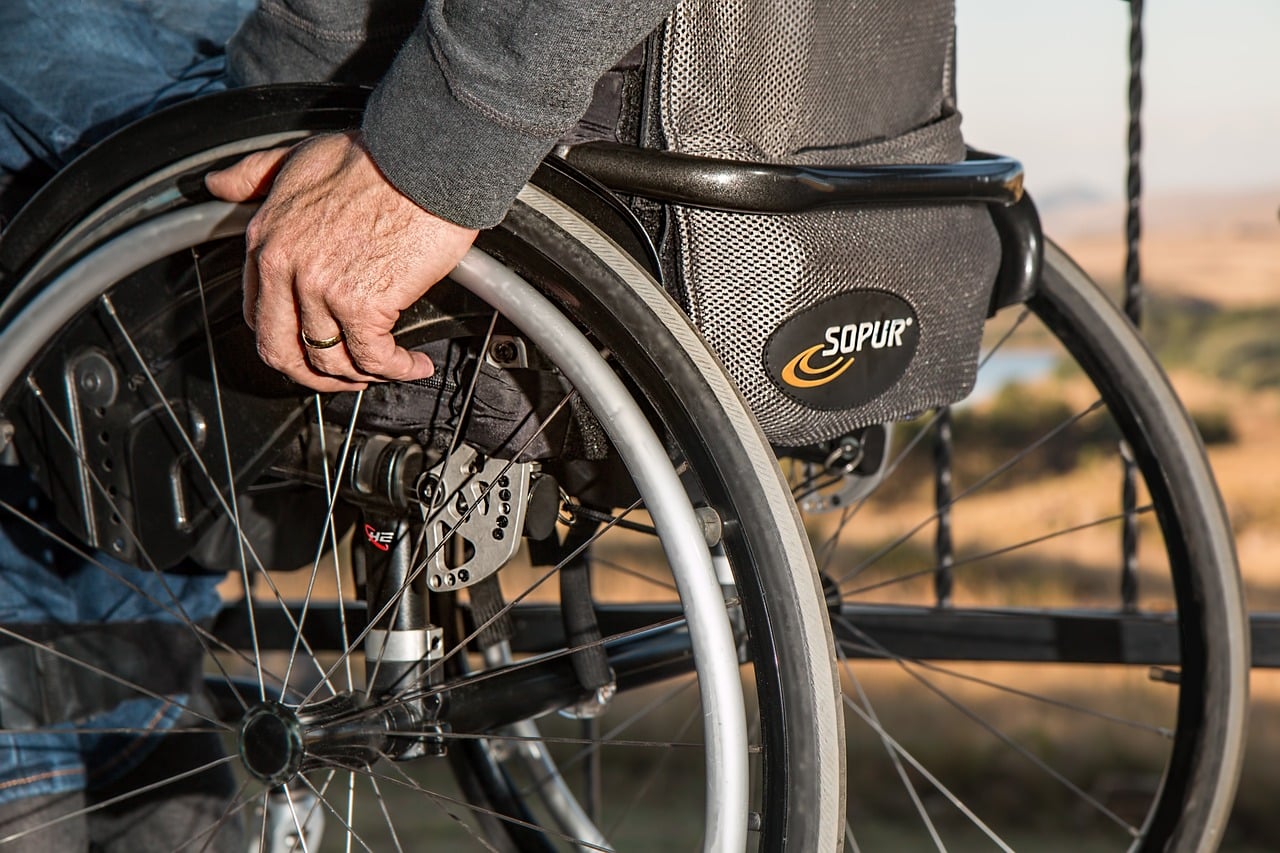 homme en fauteuil roulant