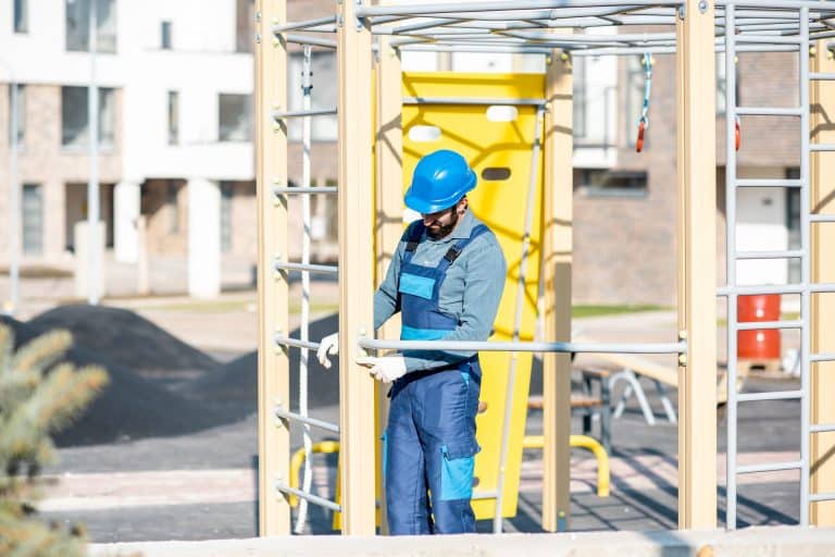 installation de douches de sécurité sur un chantier